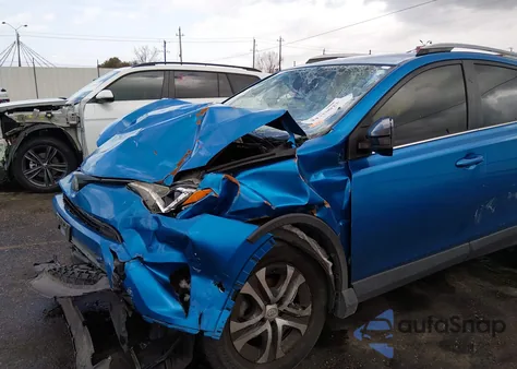 2018 Toyota Rav4 Le z USA, uszkodzony, nr VIN JTMZFREV2JJ747058